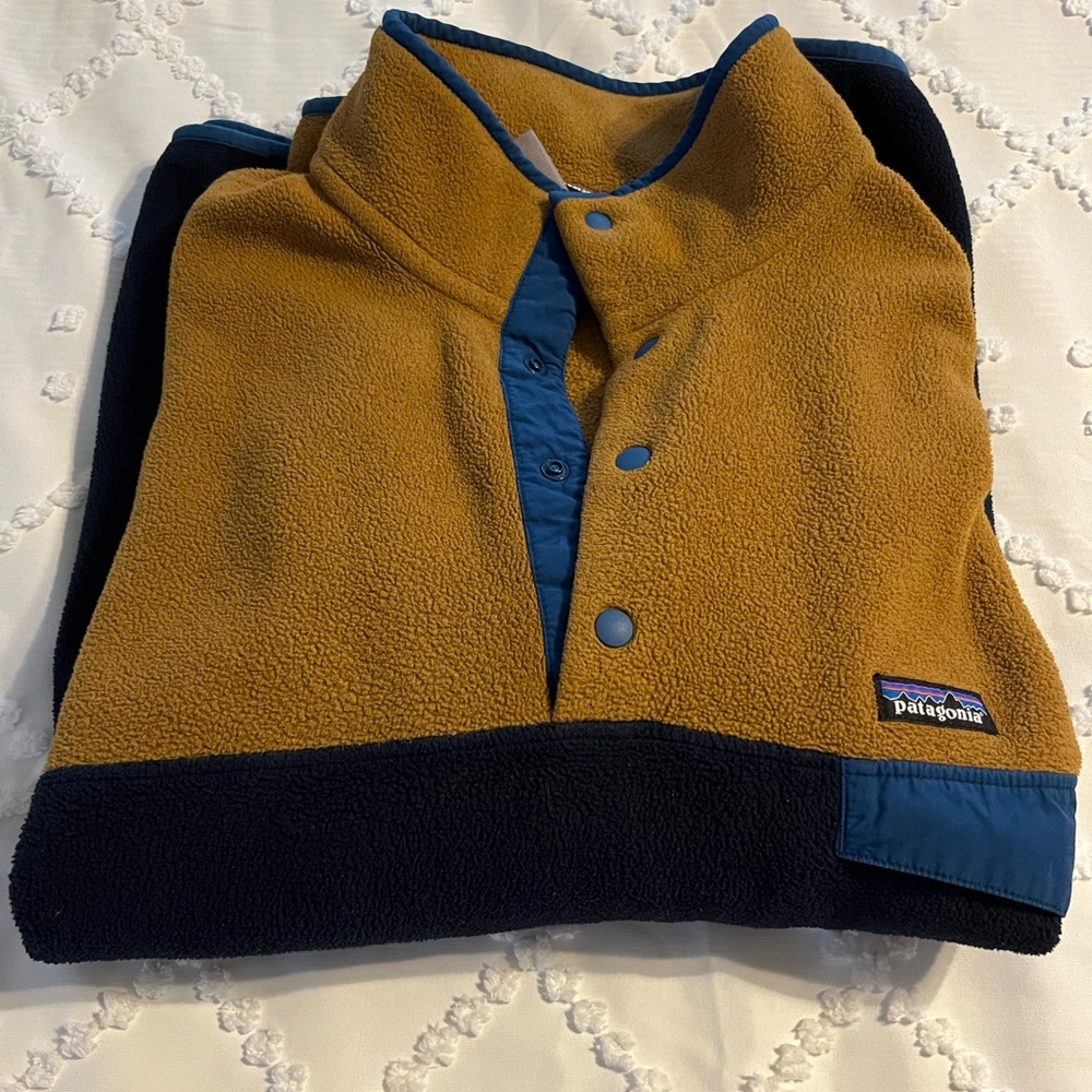 Men’s xl gold and navy blue Patagonia fleece.